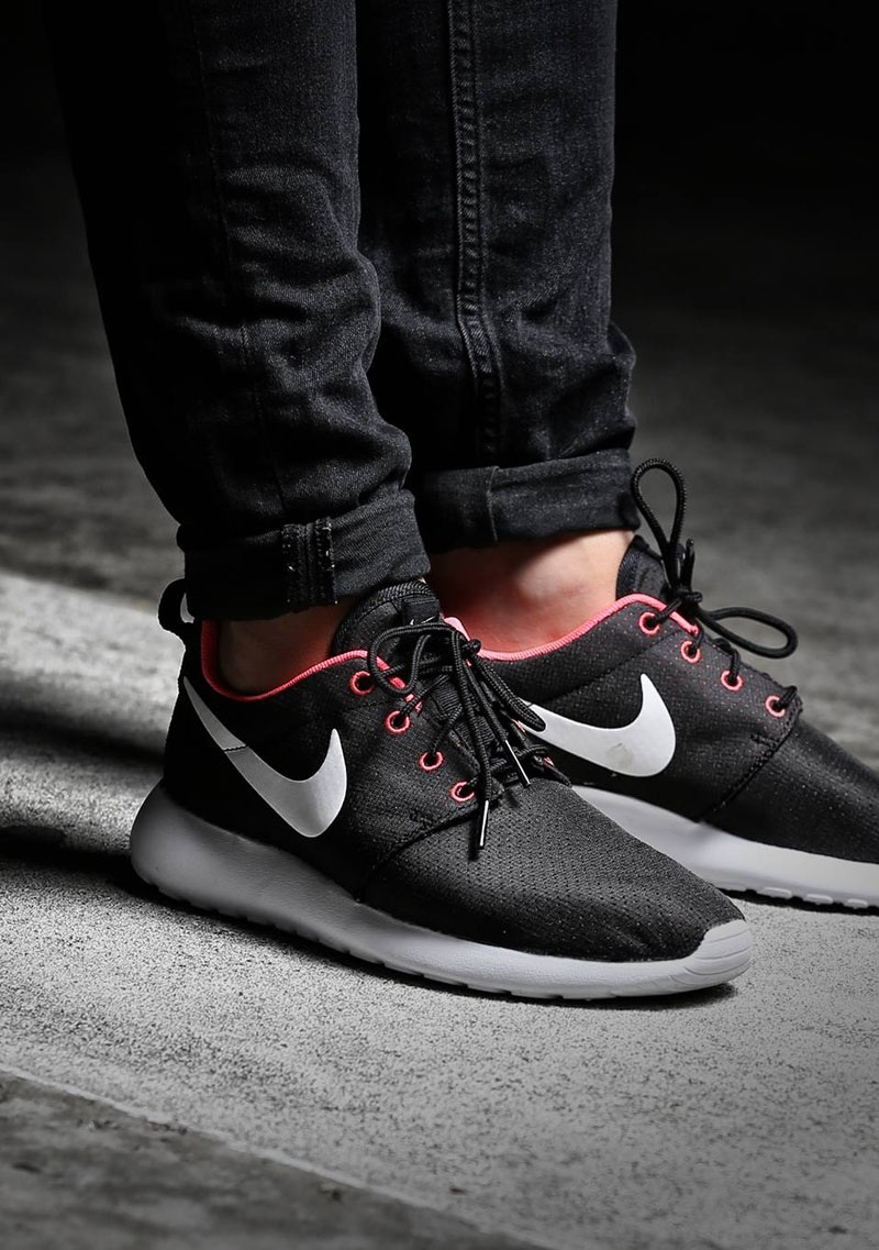 Nike Roshe Run in Black SOLETOPIA