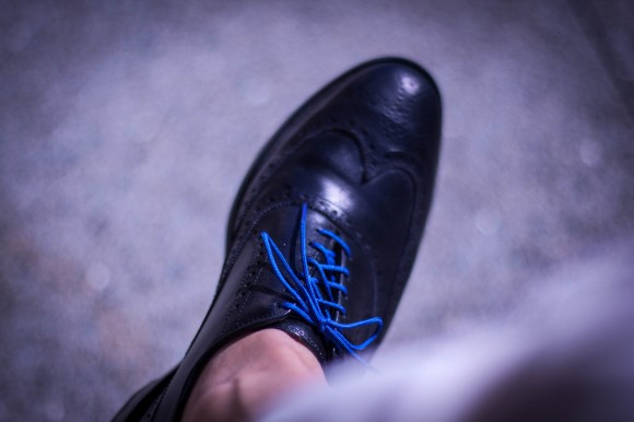 no-socks-and-brogues-blue-laces