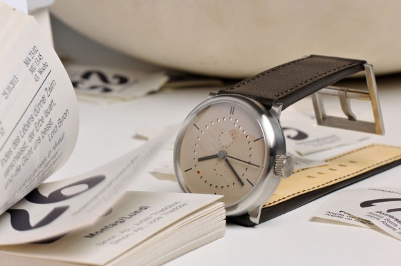 ochs-und-junior-minimal-calendar-watch