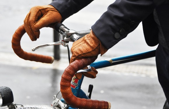 classy-tan-leather-gloves-on-handlebars-of-a-bike