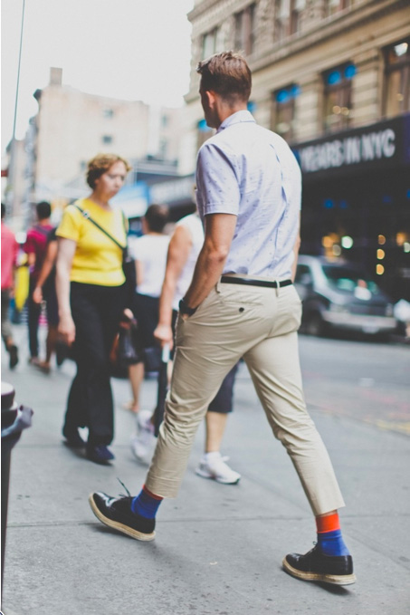 Going Home in Blue Socks beige chino menswear streetstyle candid