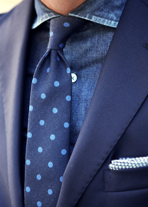 Темно синяя рубашка какой галстук