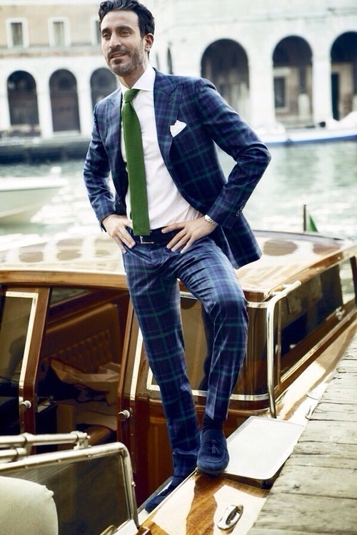 Green Knit Tie × Dark Blue Plaid Suit
