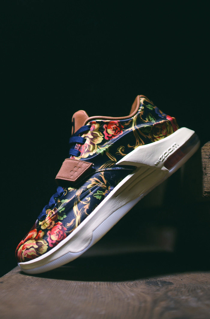 Stunning NIKE KD7 EXT Floral
