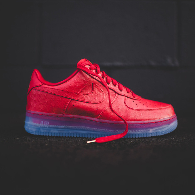 NIKE Air Force One Lux lowtop in university red. Featuring an ice sole.