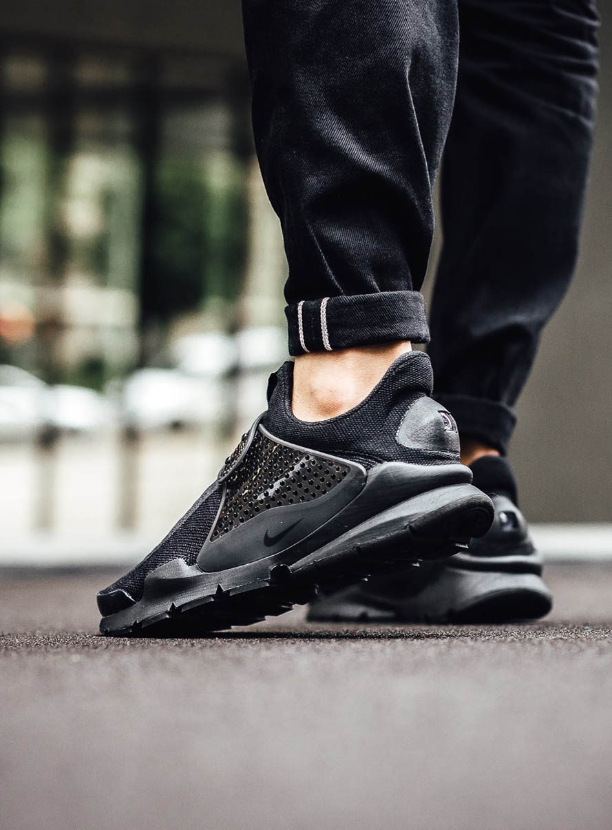 Thanks to Nike Sock Dart’s ingenious design, you’ll never have to worry about loose fitting slip-on shoes again